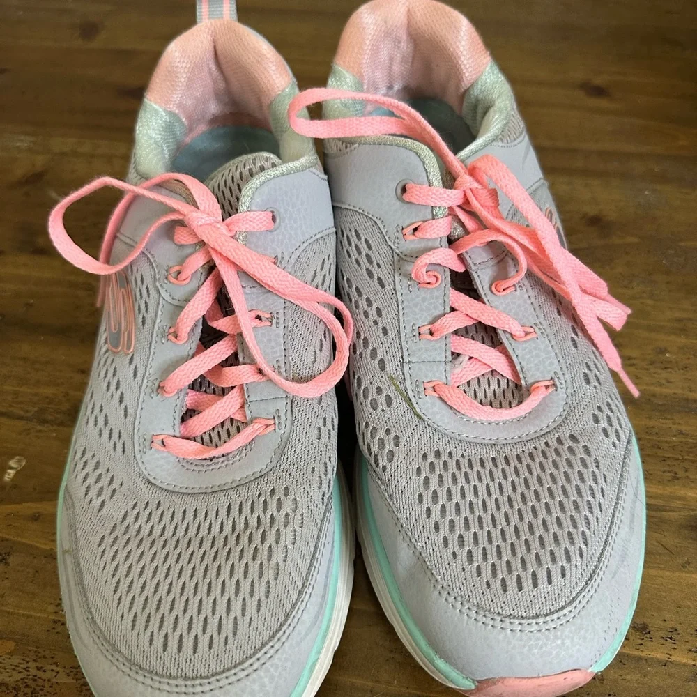 Skechers D’Lux Walker Shoe Air-Cooled Memory Foam Relaxed Fit Women’s Size 9.5